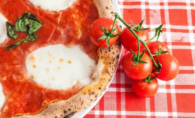 Dettaglio di una Vera Pizza Italiana a Napoli con Pomodorini Ciliegino