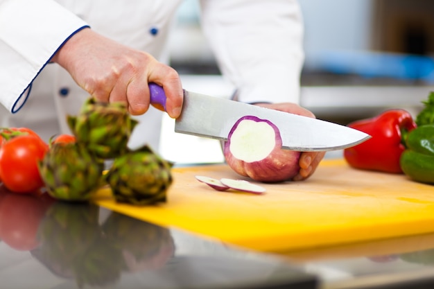 Dettaglio di uno chef al lavoro nella sua cucina