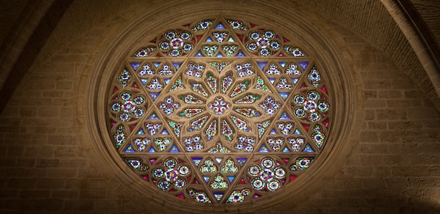 Dettaglio finestra interno di una cattedrale cattolica gotica