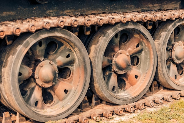 Dettaglio girato con vecchi cingoli e ruote del carro armato