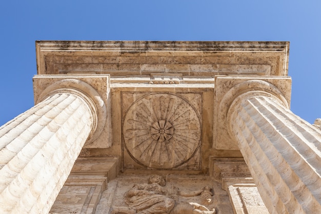 Dettaglio in prospettiva di colonne romane, Italy