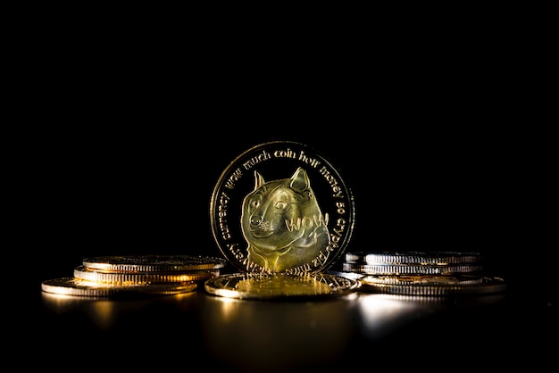 Dettaglio moneta fisica Dogecoin. Concetti di criptovaluta su sfondo nero.