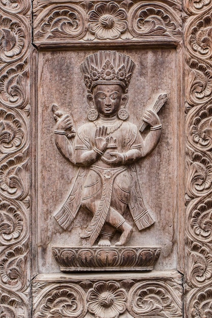 Dettaglio porta in legno intagliato nel tempio indù Kathmandu Nepal sfondo Close up porta antica d'epoca con ornamento