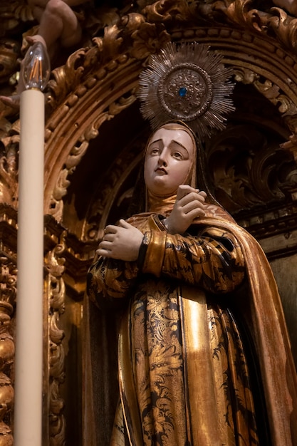 Dettaglio religioso cristiano della statua sull'interno della chiesa di Carmo, situato a Faro, Portogallo.