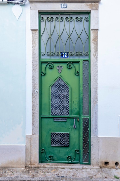Dettaglio tipico della porta di architettura degli edifici portoghesi