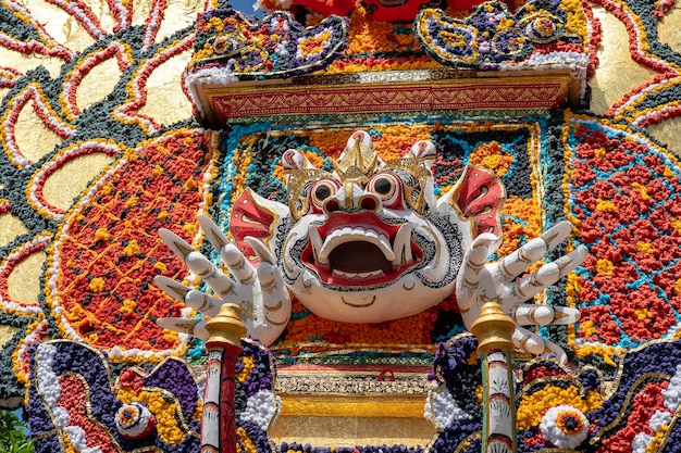 Dettaglio Torre di cremazione Bade con tradizionali sculture balinesi di demoni e fiori sulla strada centrale nell'isola di Ubud Bali Indonesia Preparato per una imminente cerimonia di cremazione