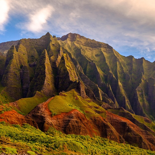 Dettaglio vista orizzontale di Na Pali aspre scogliere spioventi Kauai Hawaii