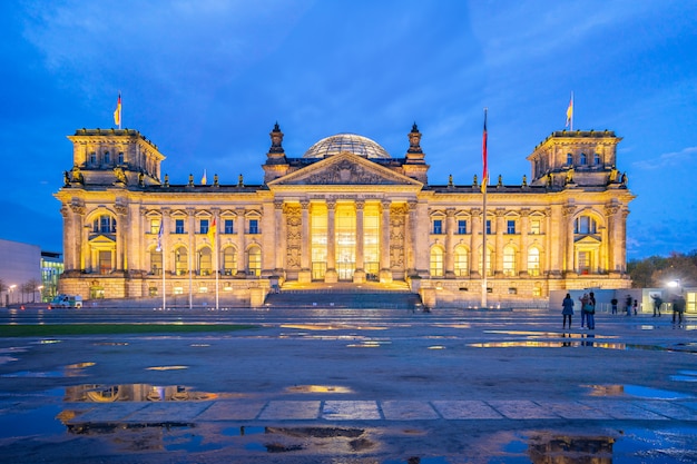 Deutscher Bundestag di notte nella città di Berlino, Germania