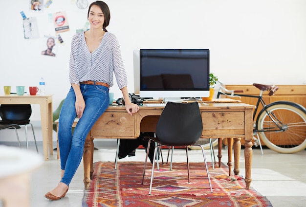 Devi amare quello che fai Ritratto di un attraente designer femminile nel suo ufficio moderno