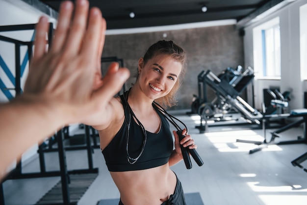 Di Ciao. splendida donna bionda in palestra durante il fine settimana.