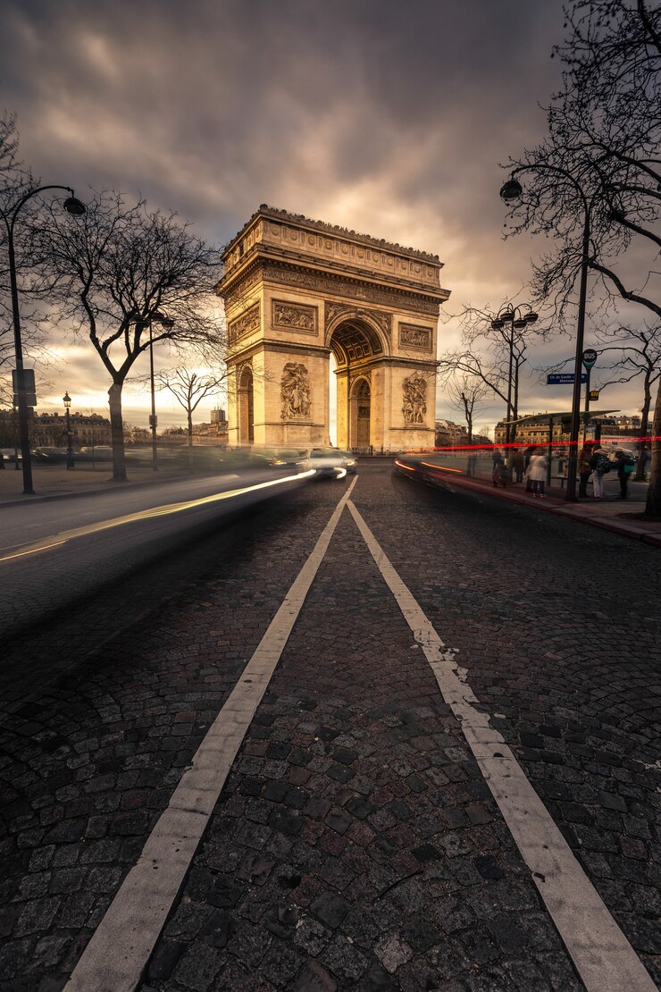 Di fama mondiale Arc de Triomphe al centro della città di Parigi, Francia.