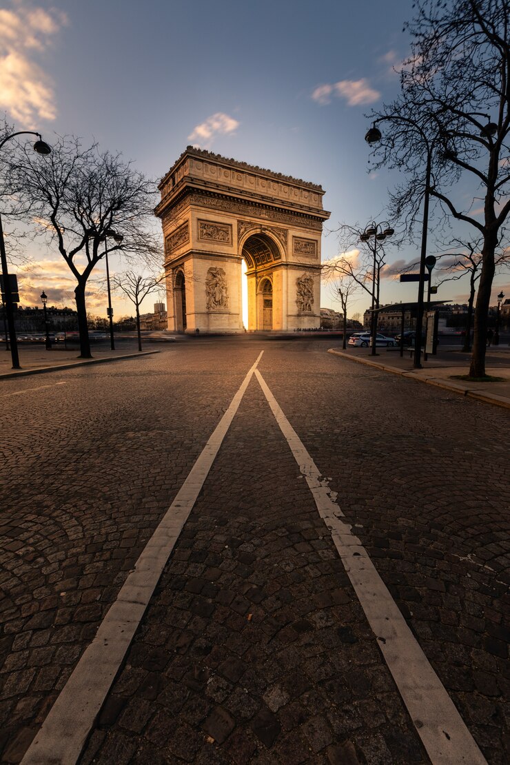 Di fama mondiale Arc de Triomphe al centro della città di Parigi, Francia.