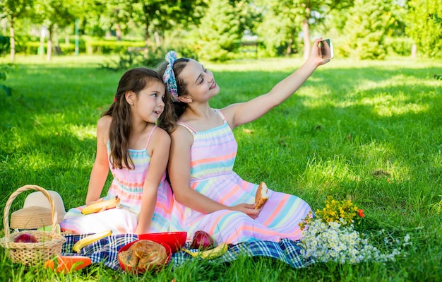 Dì formaggio I bambini felici si fanno un selfie al picnic Scatto selfie Vita moderna Nuova tecnologia Vacanze estive Riunione di famiglia Mangiare all'aperto