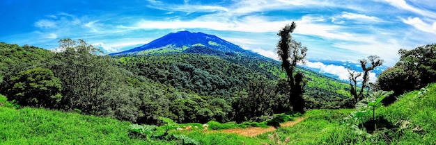 di fronte al vulcano Turrialba.