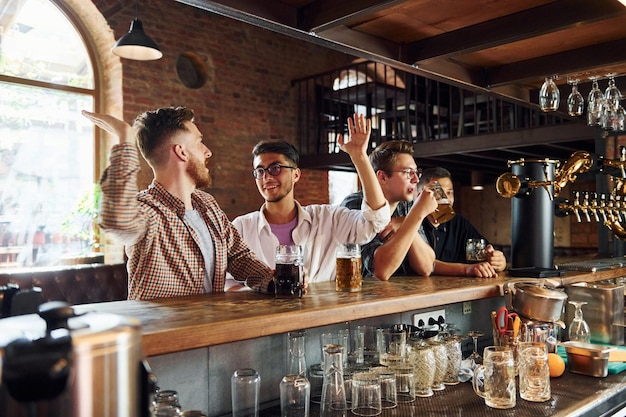 Di giorno Persone in abiti casual seduti al pub