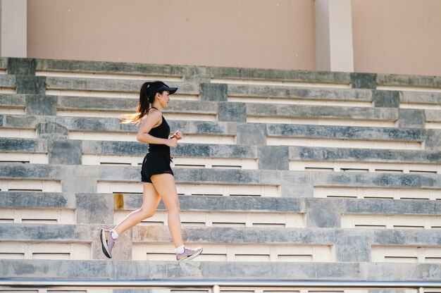 di mezza età Beautiful Sport Asian woman outdoor Runner atleta in esecuzione sulle scale dello stadio stile di vita attivo e sano.