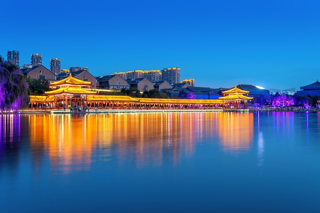 Di notte, antichi edifici in riva al lago, Xi'an, Shaanxi, Cina.