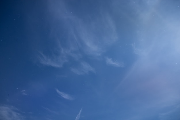 Di notte, con la luce della luna