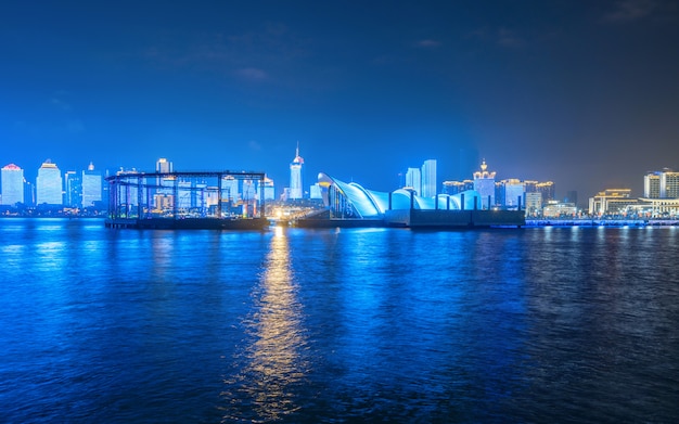 Di notte, il Lighting Show è sullo skyline della città, a Qingdao, in Cina