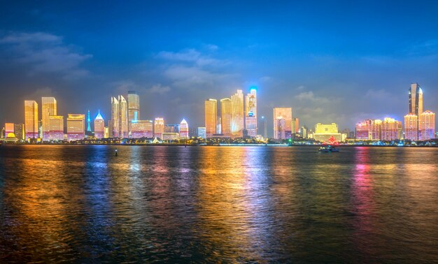 Di notte, il Lighting Show è sullo skyline della città, a Qingdao, in Cina