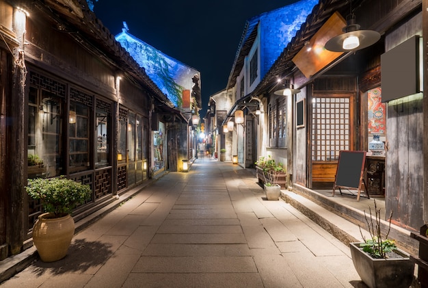 Di notte, le strade della città antica di Zhouzhuang, Suzhou, Cina