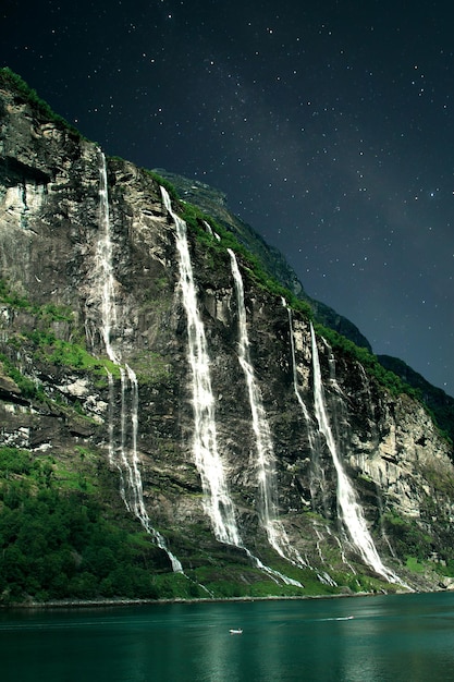 Di notte sotto la luce delle stelle