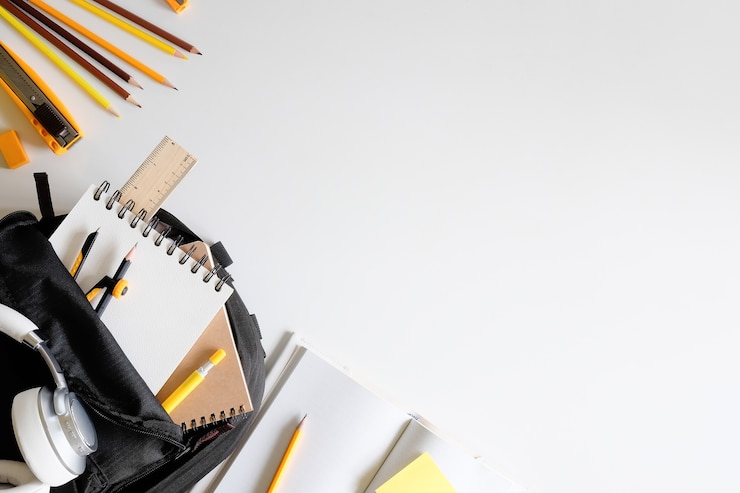 Foto di nuovo a scuola. articoli per il materiale scolastico sul tavolo bianco