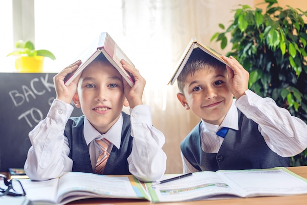 Di nuovo a scuola. Bambini svegli seduti alla scrivania in classe.