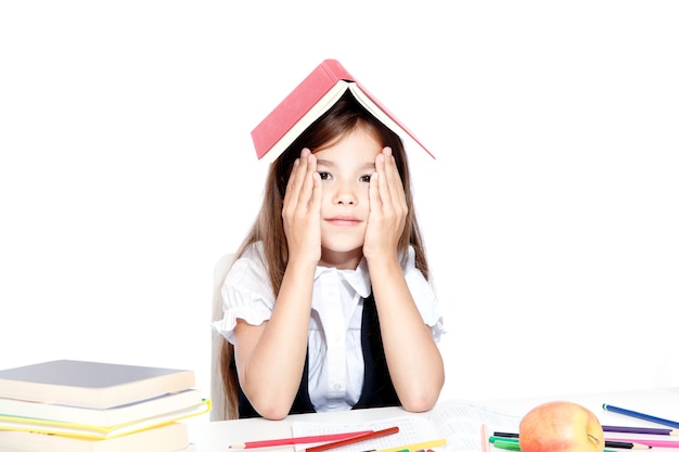 Di nuovo a scuola! Concetto di educazione, lettura e apprendimento.