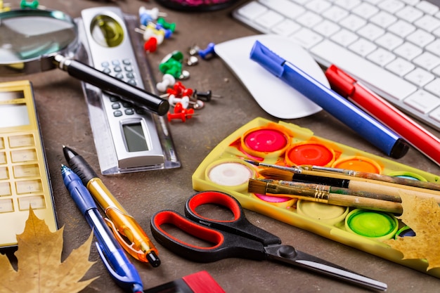 Di nuovo a scuola. Materiale scolastico in composizione sul tavolo.