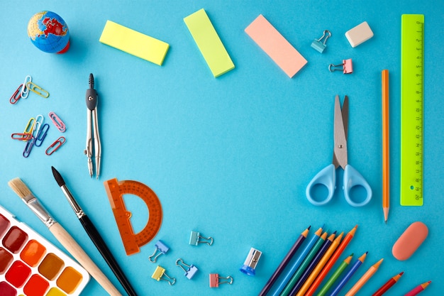 Di nuovo al concetto della scuola sul fondo blu della carta di struttura.