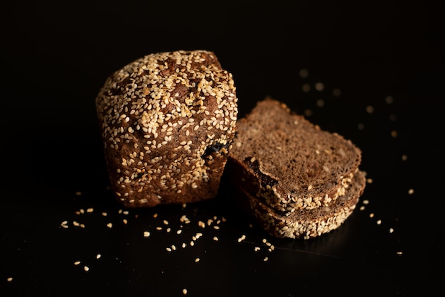 Di segale a lievitazione naturale artigianale appena sfornato e pane bianco.