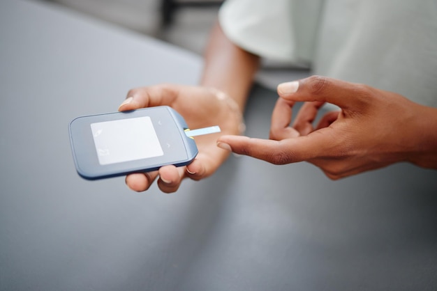 Diabete digitale e test della glicemia con le mani della donna di colore controllano con il glucometro per l'analisi sanitaria e i livelli di insulina Risultati benessere e dispositivo medico con il dito del paziente