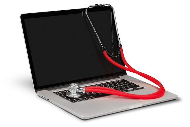 Diagnosi del laptop con lo stetoscopio sullo sfondo