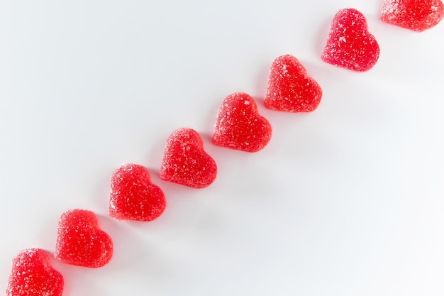 Diagonale di marmellata rossa su sfondo bianco