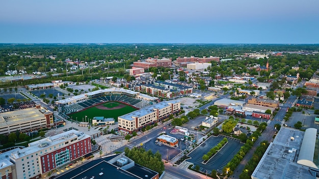 Diamante di baseball aereo Fort Wayne Tin Caps Parkview Field paesaggio cittadino città e treno