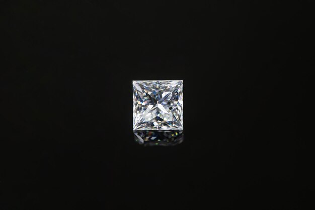 Diamante su sfondo nero