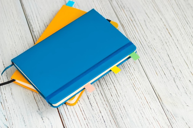Diario del taccuino per la pianificazione in blu e giallo