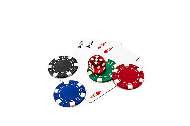 Dice Chips e carte da gioco da vicino su sfondo bianco