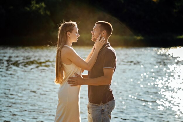 Dichiarazioni d'amore coppia candida innamorata che si tiene per mano sullo sfondo della natura