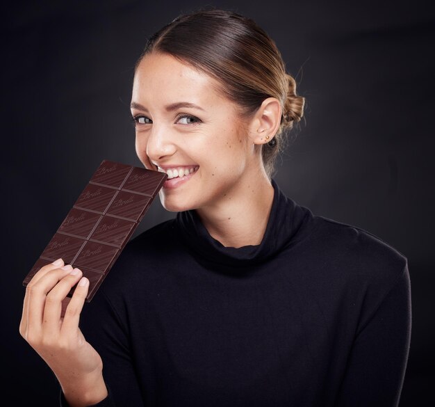 Dieta al cioccolato e bellezza con donna e cura della pelle con caramelle sane lusso e benessere con cibo e ritratto Felice con calorie cosmetici e dessert al cacao con la pelle sullo sfondo dello studio