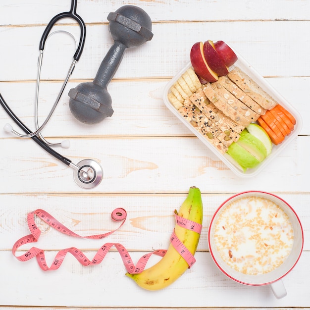 Dieta alimentare per mangiare sano su fondo di legno bianco