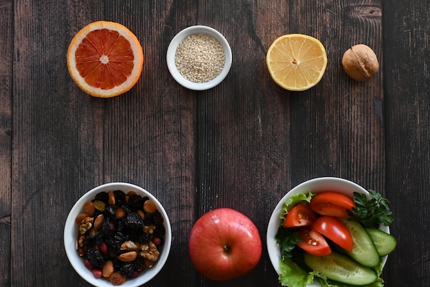 Dieta assistenza sanitaria verdure frutta nastro centimetro su uno sfondo scuro