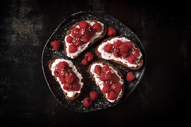 Dieta chetogenica Toast salutari con pasta di gamberi lamponi freschi e semi