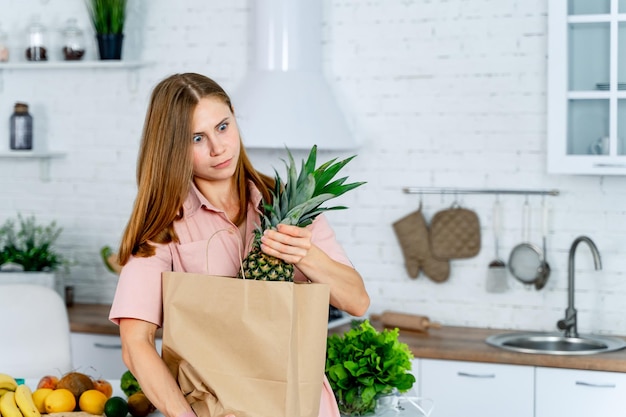 Dieta cibo sano su belle mani femminili. Donna attraente in cucina.