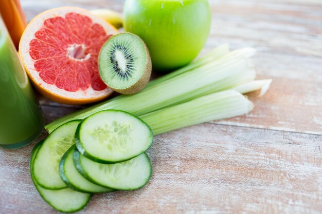 dieta, cibo vegetale, mangiare sano e concetto di oggetti - primo piano di frutta e verdura matura sul tavolo
