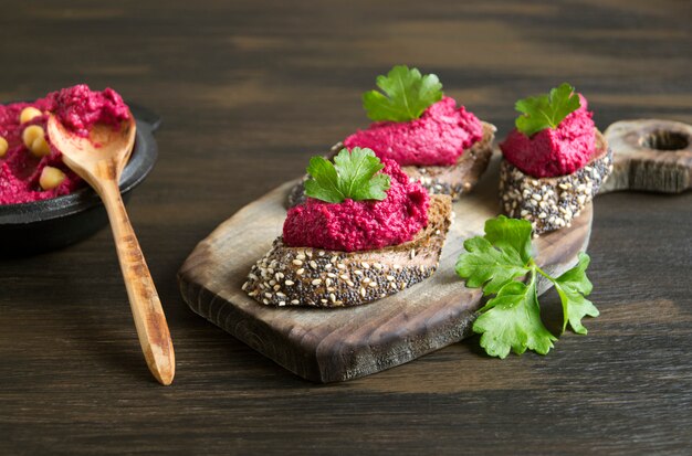 Dieta corretta hummus di barbabietola con pane di segale.