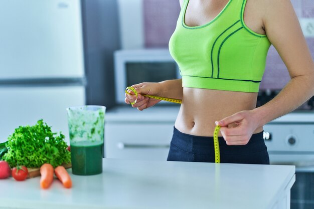 Dieta donna con un frullato verde per perdere peso.