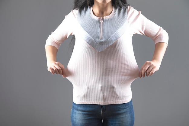 Dieta donna mano in vita