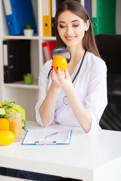 Dieta e concetto sano. Nutrizionista sorridente nel suo ufficio